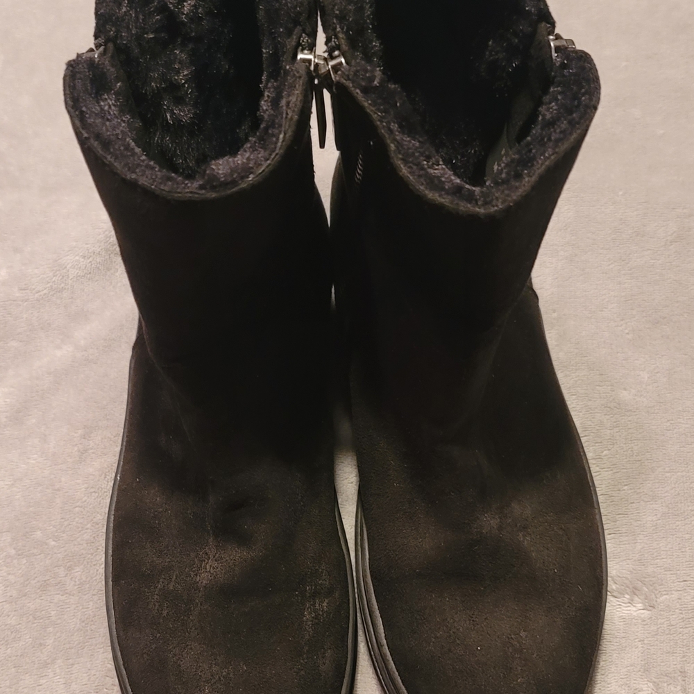 J/SLIDES Black Boots with Plush Lining Truly Suede Size 9